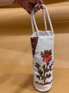Bolsa Porta Botellas Hecha a Mano con Cuentas y Bordado Floral, Mini Bolso Tipo Tote con Cordón, Porta Vino Decorativo, Bolso de Regalo - Product Image 2