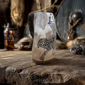 Carafe en corne viking faite à la main, tasse de style médiéval, cadeau mythologique, tasse en corne d'Odin, Mjolnir avec poignée par WONDER OVERSEAS - Product Image 1