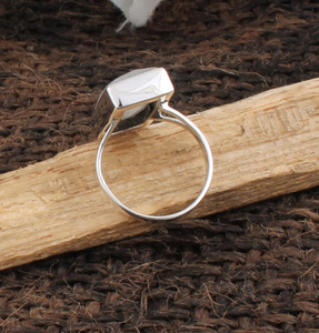 แหวนรูปทรงสี่เหลี่ยมผืนผ้าประดับมูนสโตนสีรุ้งธรรมชาติ เงินแท้ 925 แหวนไฟสีน้ำเงินสำหรับผู้หญิง เครื่องประดับทำมือ หินประจำเดือนเกิดเดือนมิถุนายน ขายส่ง - Product Image 6