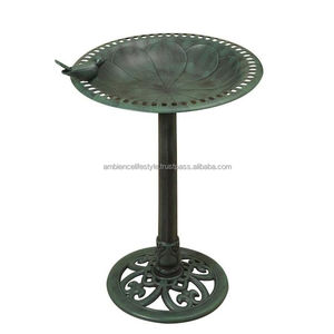 Bain d'oiseaux classique en métal pour jardin, patio, design élégant, base robuste, attirant les oiseaux, avec bassin de rétention d'eau. - Product Image 1