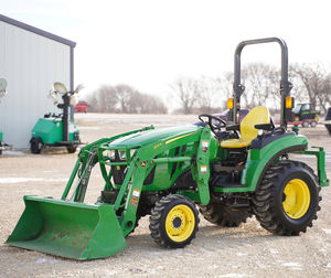 Tractor John Deere 2032R en Oferta, Tractor Agrícola con Cortadora de Césped de Montaje Medio, con Alto Torque, Apto para Trabajos Agrícolas Pesados - Product Image 1