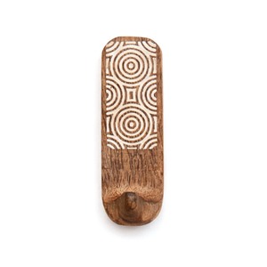 Cintres haut de gamme en bois massif avec logo personnalisé, design européen, finition laquée brillante, crochet chromé robuste - Product Image 3