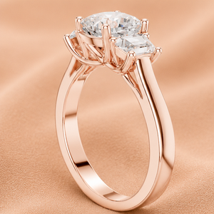 Anillo de Compromiso con Diamante Cultivado en Laboratorio, Corte Baguette Trillion, Oro Rosa, Tres Piedras, Claridad VVS1-VVS2, Certificado IGI, Lujoso - Product Image 4