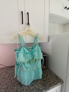 Débardeur d'été sans manches en organza rose orangé pour adulte avec bordure en dentelle, encolure à volants et fermeture à nouer au dos - Product Image 2