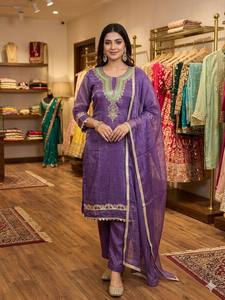 Ensemble Kurta, pantalon et dupatta en soie mélangée brodée pour femmes |   Collection de vêtements ethniques festifs Salwar Suit - Product Image 2