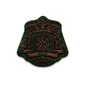Badge brodé de luxe en forme de bouclier avec perles, motif couronne en lingots d'or, à coudre, taille et impression personnalisées, fabricant - Product Image 2