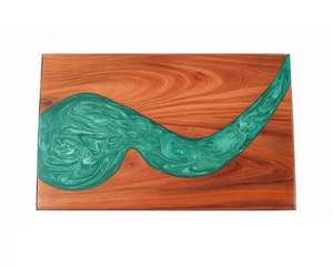 Planche à découper en bois et résine époxy contemporaine, personnalisable, pour servir le fromage, idéale pour une cuisine moderne - Product Image 1