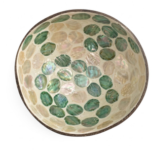 Bol en coquille de noix de coco avec texture profondément gravée, matériau éco-responsable, surface polie pour la décoration de cuisine - Product Image 2