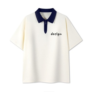 Polo de manga corta azul marino para hombre con cuello blanco y diseño de letras impresas en la parte delantera, estilo casual. - Product Image 2
