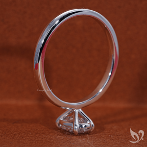 Bague solitaire en diamant de laboratoire de taille ovale de 1,00 carat en or massif 18 carats |   Bijoux certifiés IGI pour fiançailles et anniversaire de mariage - Product Image 4