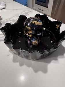 Bol décoratif artisanal en résine époxy noire, bronze et cuivre, design géode, taille moyenne - Product Image 5