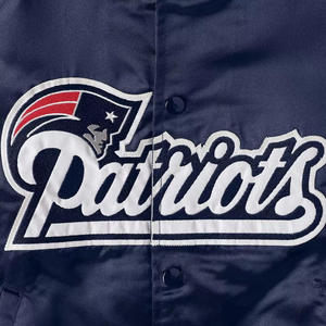 Blouson universitaire personnalisé en satin bleu marine pour homme, avec bordure contrastante rouge, style bomber, uniforme de baseball Letterman, vêtement de sport, vente en gros - Product Image 2