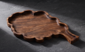 Plateau de service en bois de manguier finition noyer robuste, plateau abstrait avec rebord surélevé et silhouette créative - Product Image 4