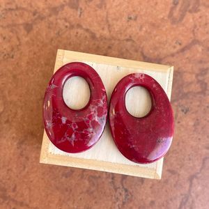 Boucles d'oreilles en résine faites à la main avec un design artistique coloré, bijoux légers et tendance pour femmes et filles, un accessoire élégant et remarquable - Product Image 3