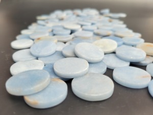 หินควอตซ์สีฟ้าคริสตัลคุณภาพพรีเมียมขัดเงาอย่างดี ขนาด 25 มม. สำหรับทำเครื่องประดับ เสริมความรัก บำบัดรักษา ฟงชุ่ย - Product Image 2