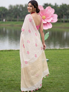 Sari traditionnel pour femme en coton blanc cassé, imprimé numérique Lotus rose, longueur ras du sol, infroissable et séchage rapide - Product Image 6