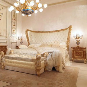 Juego de Dormitorio King Size de Lujo en Madera de Caoba Dorada, Estilo Europeo Antiguo, con Cabecera de Alerón para Apartamento - Product Image 1