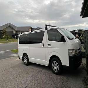 Bus Toyota Hiace en excellent état, livraison rapide, conduite à droite disponible dès maintenant pour les entreprises ou le transport - Product Image 3