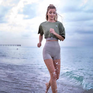 Ensemble deux pièces confortable pour le yoga : haut court à manches longues ajouré pour femme et leggings évasés taille haute – Qualité supérieure - Product Image 2