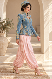 Karakou Argelino de Terciopelo Azul Polvo Mishkat Couture con Bordado Dorado y Sarouel de Satén Rosa Pálido para Fiesta, Largo Maxi, Manga Larga - Product Image 3