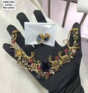 Ensemble de bijoux ethniques plaqué or antique avec collier émaillé motif cerf unique et boucles d'oreilles clous, vente en gros pour fournisseurs - Product Image 5