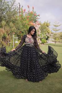 Robe traditionnelle de créateur, imprimé Bandhani et patchwork Kutchi, en faux georgette, prête à porter, spéciale Navratri. - Product Image 3
