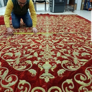 Alfombra de terciopelo rojo grande con bordado de lingotes de oro, tapicería floral Zardozi hecha a mano y personalizada, textil real para iglesias y ceremonias - Product Image 6
