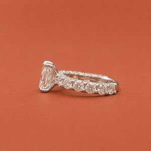 Anillo de Lujo con Moissanita Esmeralda y Diamantes de Moissanita de Corte Redondo en Plata S925, Regalo para Aniversario de Bodas o Fiestas para Mujer - Product Image 3