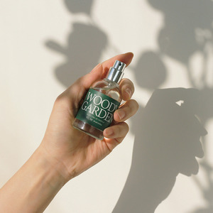 Daily Comma Mini Eau De Parfum 30ml, Perfume Líquido con Aroma Amaderado, Set de Perfume con Notas Cítricas y Florales, Botella Moderna - Product Image 1