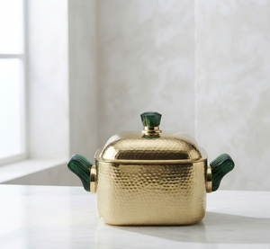 Salsera de Oro Martillado con Asas Verdes, Vajilla Artesanal Estilo Glam - Product Image 1