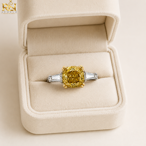 Bague pour homme en or massif jaune canari avec diamant de laboratoire taillé en baguette conique et trois pierres, bijoux de luxe raffinés |   9K 14K 18K - Product Image 3
