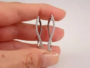Boucles d'oreilles créoles en moissanite blanche taille ronde 26-1 ct, plaquées or blanc 14 carats - Product Image 3