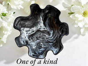 Grande coupelle décorative en résine époxy noire, design géode, faite à la main, pour servir - Product Image 4
