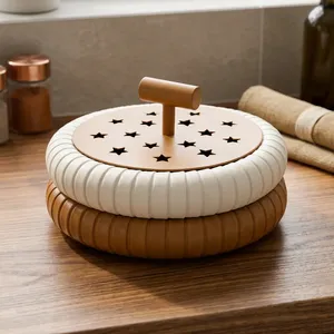 Brûleur d'encens rond en cuir avec couvercle en métal à motif étoiles découpées, finition bicolore élégante qui apporte chaleur et confort aux espaces modernes - Product Image 5
