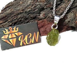 Colgante de Peridoto Natural en Bruto, Plata de Ley 925 Sólida, Engaste de Bisel Hecho a Mano, Collar de Piedra Preciosa en Bruto, Joyería de Regalo - Product Image 3