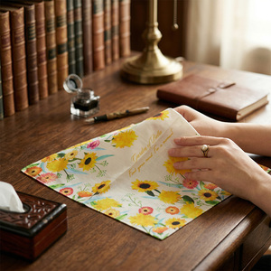 [K-ESSENTIALS] Foulard carré en coton 60s à motif floral jaune, 50x50cm, écologique et doux - Product Image 1