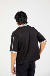 เสื้อยืดสีดำเรียบง่าย พิมพ์ลายปักโลโก้ OEM ตามสั่ง เนื้อผ้ามีเท็กซ์เจอร์ ระบายอากาศได้ดี เสื้อยืดกีฬาสีดำ สไตล์โมเดิร์น - Product Image 6