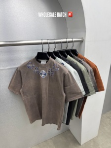 Camiseta de algodón de alto gramaje con lavado ácido, cuello cruzado y bordado vintage, estilo oversize, ideal para streetwear - ¡Venta caliente! - Product Image 1
