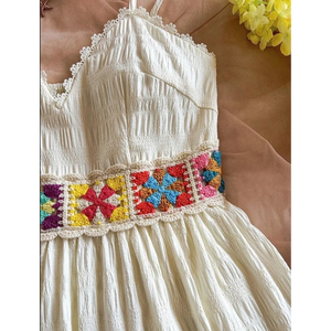 Robe d'été courte à volants style bohème en crochet, jupe courte à volants superposés qui confère une forme évasée et féminine en A. - Product Image 1