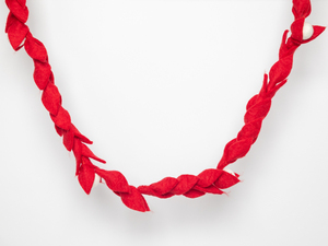 Guirlande de la Saint-Valentin en feutre et laine rouge, 100% laine, fabriquée à la main de manière éthique, décoration de cheminée - Product Image 3