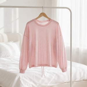 เสื้อโยคะผู้หญิงทรงหลวม ระบายอากาศได้ดี น้ำหนักเบา ผลิตจากโพลีเอสเตอร์ 100% ไร้ตะเข็บ ด้านหน้ามีโลโก้ เหมาะสำหรับการฝึกซ้อมและออกกำลังกาย - Product Image 3