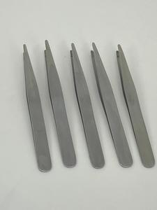 Pinzas de Cejas Plateadas de Alta Calidad con Logotipo Personalizado, Pinzas de Acero Sostenible con Puntas Inclinadas y Afiladas, Pinzas de Cejas con Tijeras de Cejas - Product Image 6