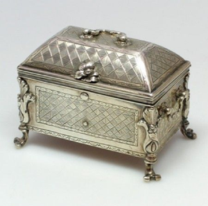 Centre de table royal en argent avec motifs de lianes et une finition en forme d'arbre. Disponible à prix de gros. - Product Image 3