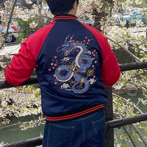 Veste Sukajan décontractée haut de gamme pour hommes, tissu satiné léger avec un design brodé tendance - Product Image 5