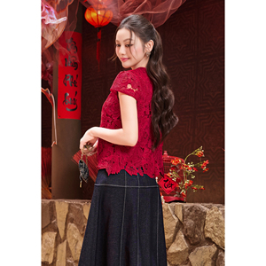 Blusa Corta de Encaje Floral Rojo para Mujer, Cuello Redondo, Manga Corta, Dobladillo Festoneado, Diseño Personalizado VELA, ODM OEM - Product Image 5