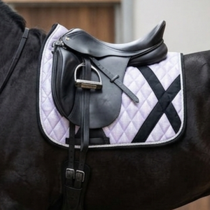 Al por mayor OEM Manta de silla de montar para equitación de doma y salto, acolchada con diamantes, con brillo de lavanda, diseño de rayas negras diagonales y purpurina - Product Image 4
