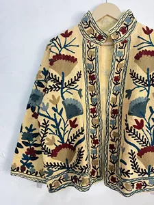 Chaqueta Vintage Suzani Bordada a Mano, Beige, Algodón, Estilo Boho Chic, Diseño Floral Uzbeko, Cuello Alto para Mujer - Product Image 3