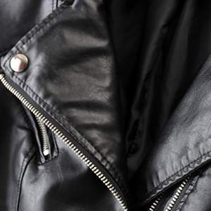 Chaqueta de Motociclista de Cuero Genuino Acolchada para Mujer, Estilo Biker, Manga Larga, Otoño, Color Negro - Product Image 4