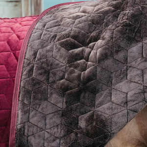 Couverture pour cheval imperméable bleue matelassée à imprimé étoiles avec doublure en polaire et ferrures en laiton pour une utilisation en extérieur en hiver - Product Image 5