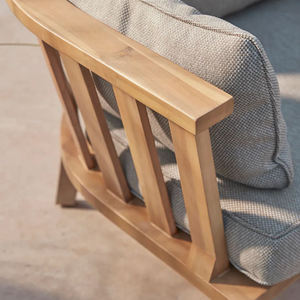 Ensemble de chaises longues Bora avec structure en teck courbé et coussins moelleux confortables, finition naturelle, pour usage extérieur. - Product Image 4